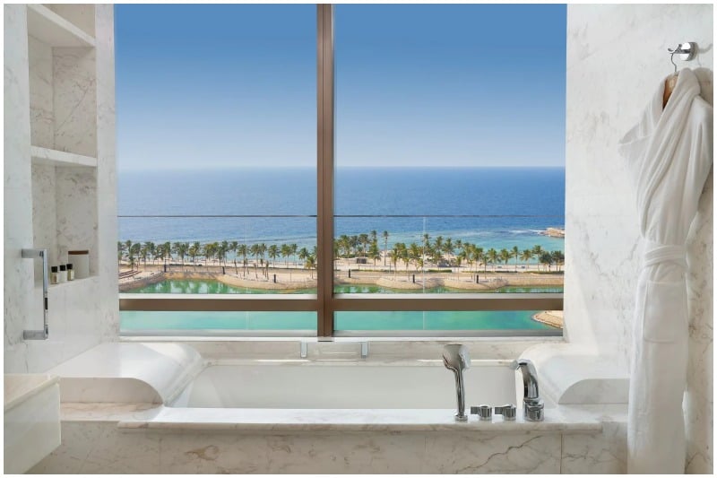 Shangri-La Jeddah Horizon Suite bathtub