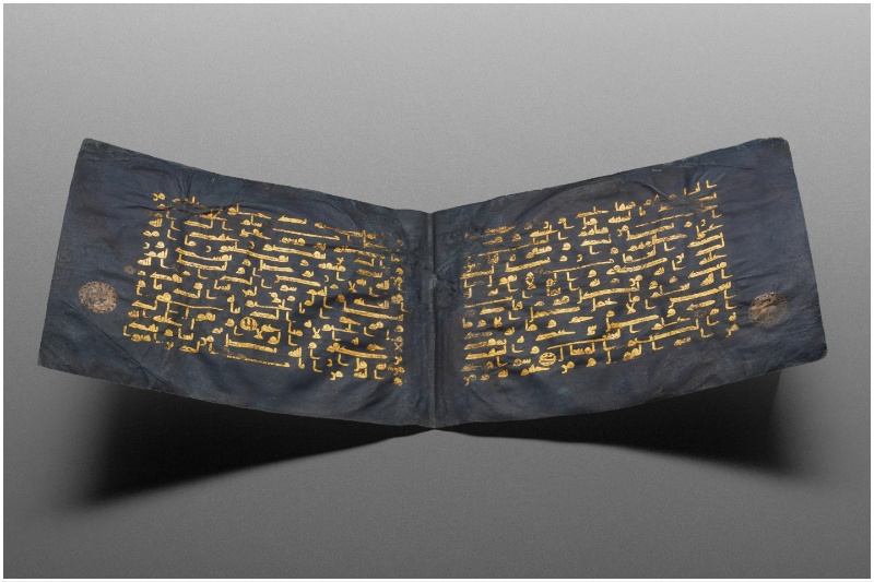 Bifolio from the Blue Qur’an Department of Culture and Tourism - Abu Dhabi, Zayed National Museum Collection