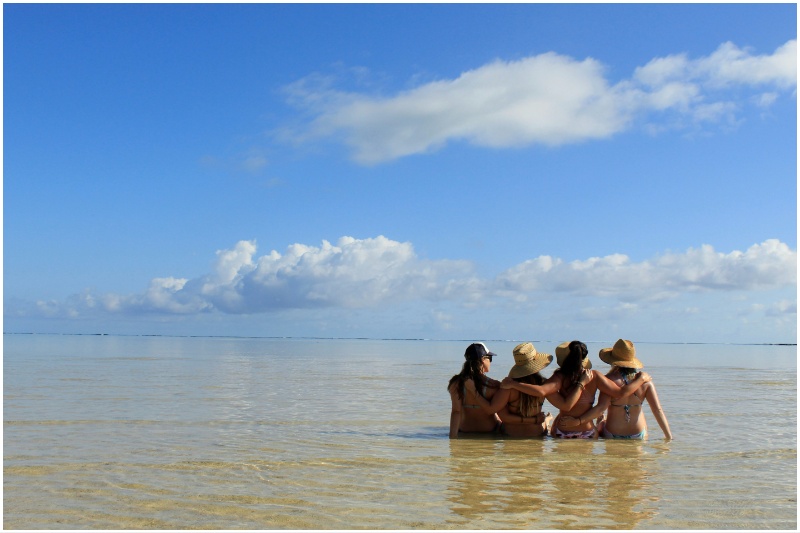 Unsplash_beach day ladies