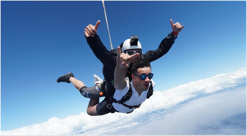 Unsplash_tandem skydiving