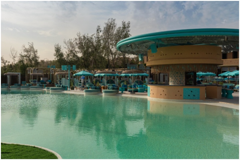 attaché Pool Club